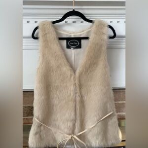 Love Tree Faux Fur Vest Size Small M Cream Women’s Boho Hippie Western with Belt
